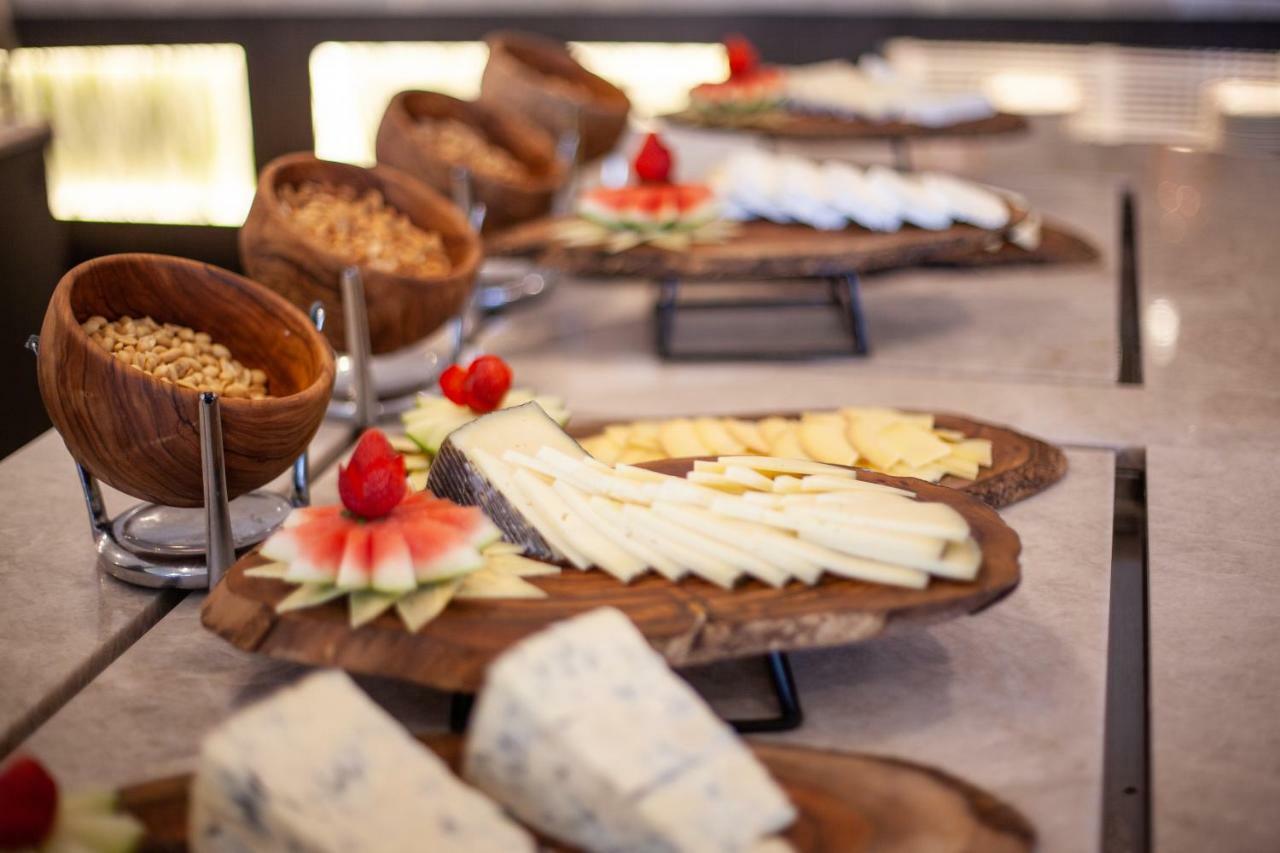 Grupotel Parc Natural & Spa Platja de Muro Εξωτερικό φωτογραφία Cheese at a buffet