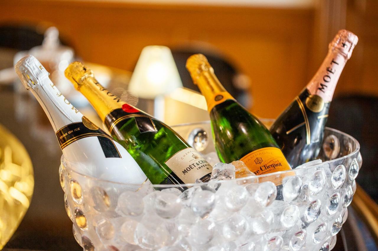 Grupotel Parc Natural & Spa Platja de Muro Εξωτερικό φωτογραφία Champagne bottles in an ice bucket